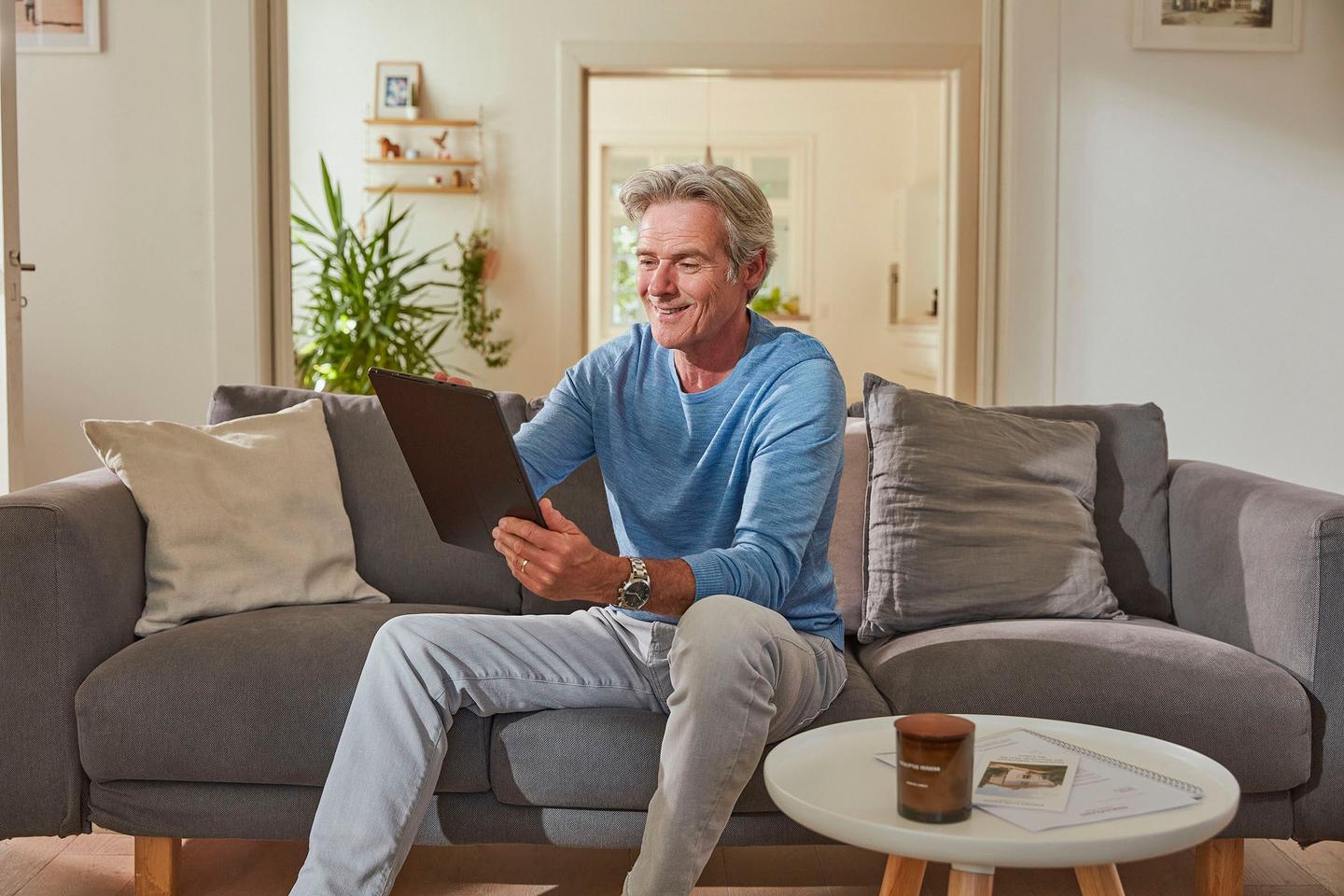 Motiv_04_Informieren_Sofa_155_ret_kl.jpg